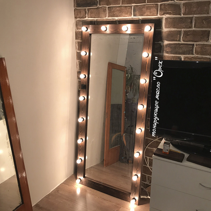 Гримерное зеркало с подсветкой лампочками в коричневой раме 80х100 см